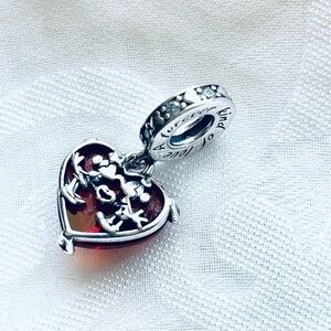 💋 NWOT Mickey & Minnie Mouse Kiss Red Heart Charm ✨